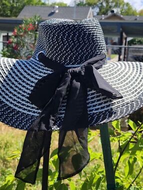 Black & White Wide-Brim Sun Hat with Black  Bow